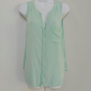 Mint green Old Navy sleeveless shirt. Size L